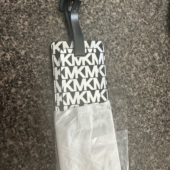 💥New- Michael Kors Luggage Tag (Today Only) - Picture 6 of 6